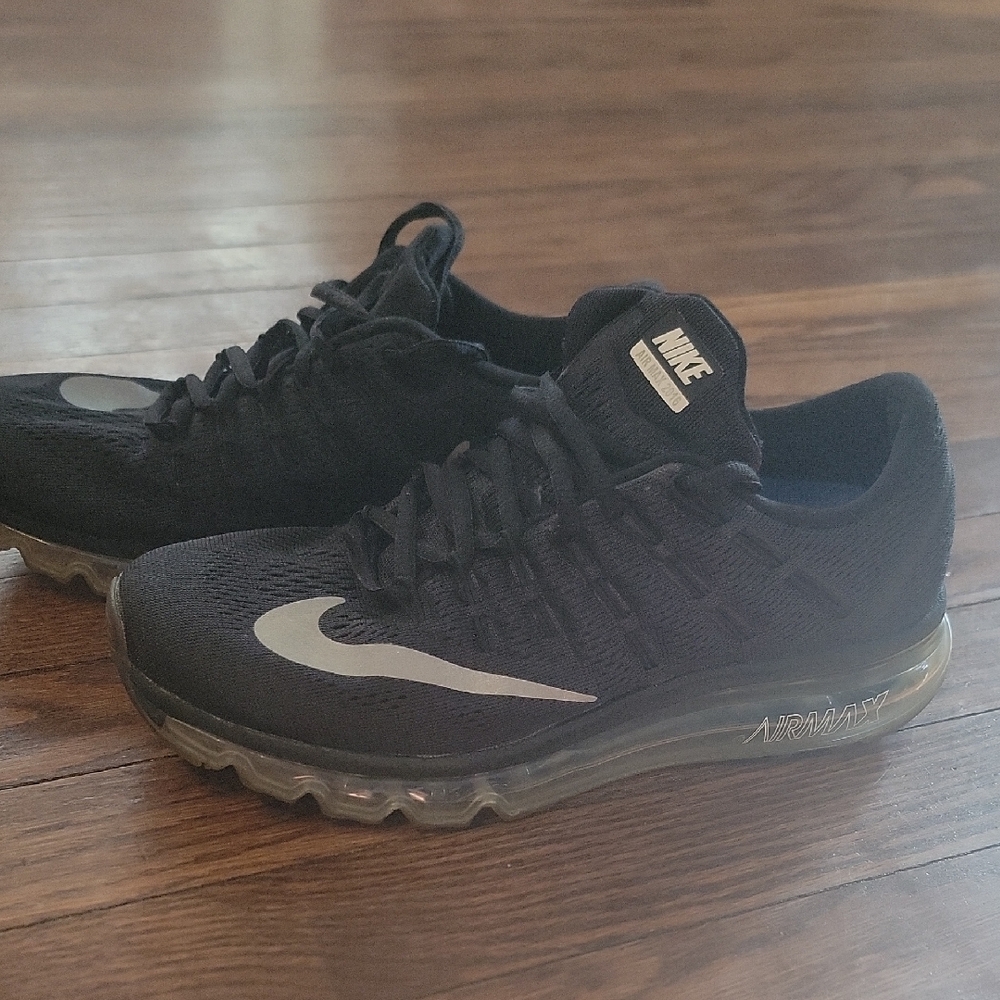 Nike Women's Black and Silver Air Max Athletic Shoes